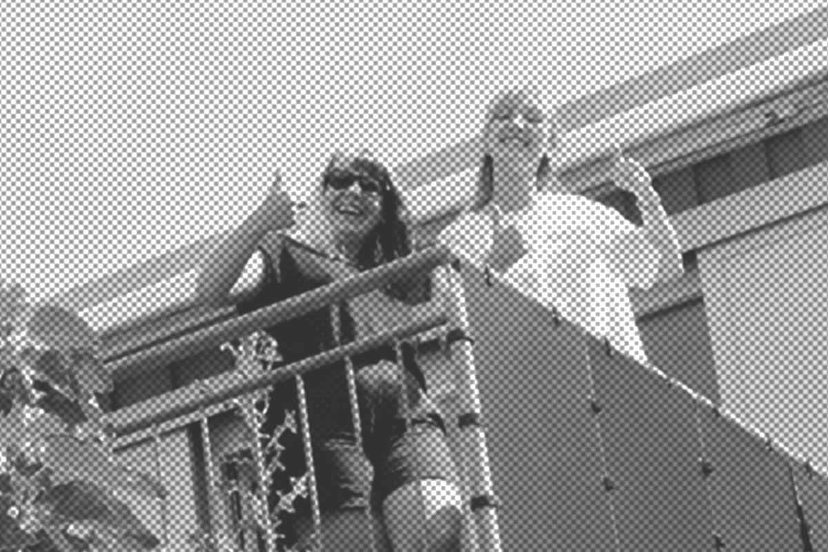 Zwei Frauen auf Balkon haben Solarstrom installiert